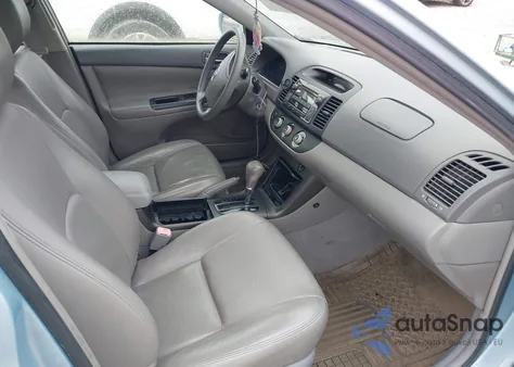 2005 Toyota Camry Le z USA, uszkodzony, nr VIN 4T1BE32K45U583288